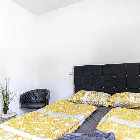 Near Schoenbrunn - Economy Rooms In Shared Apartment At Meidling Train Station Wien Exteriör bild