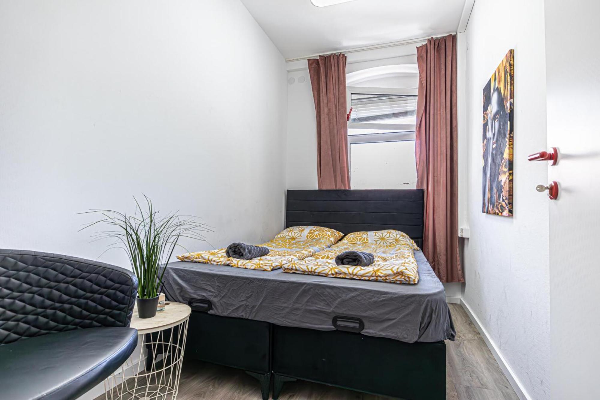 Near Schoenbrunn - Economy Rooms In Shared Apartment At Meidling Train Station Wien Exteriör bild