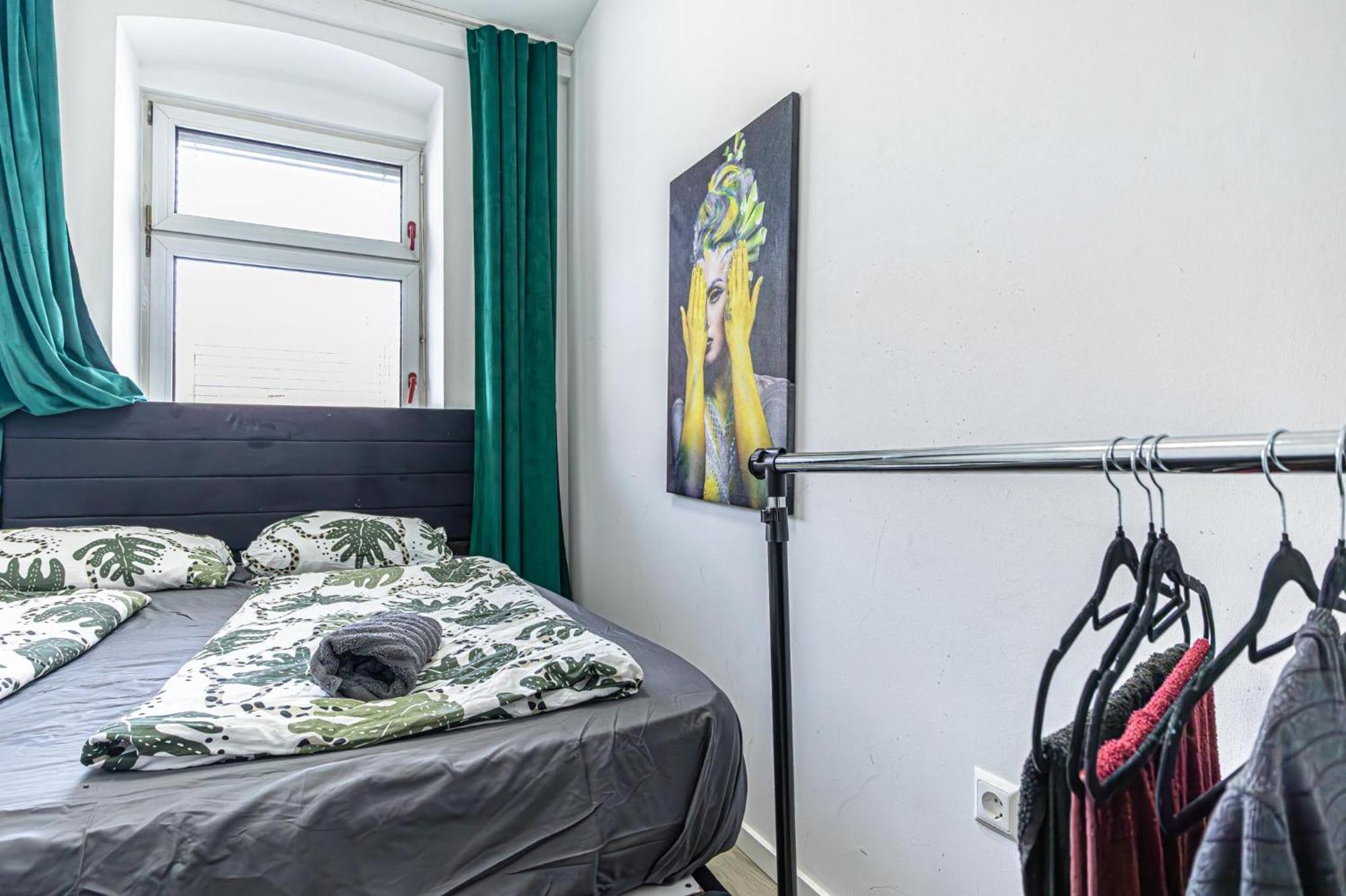 Near Schoenbrunn - Economy Rooms In Shared Apartment At Meidling Train Station Wien Exteriör bild