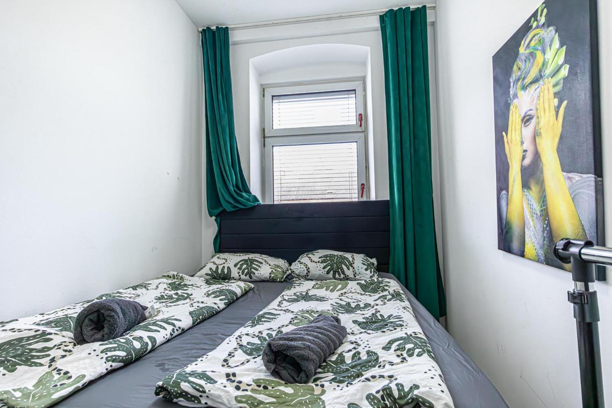 Near Schoenbrunn - Economy Rooms In Shared Apartment At Meidling Train Station Wien Exteriör bild