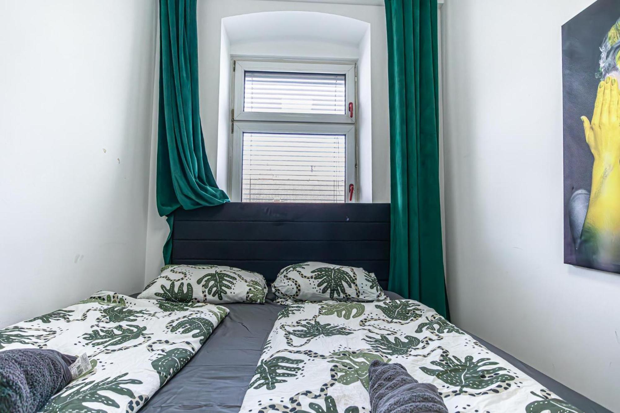 Near Schoenbrunn - Economy Rooms In Shared Apartment At Meidling Train Station Wien Exteriör bild