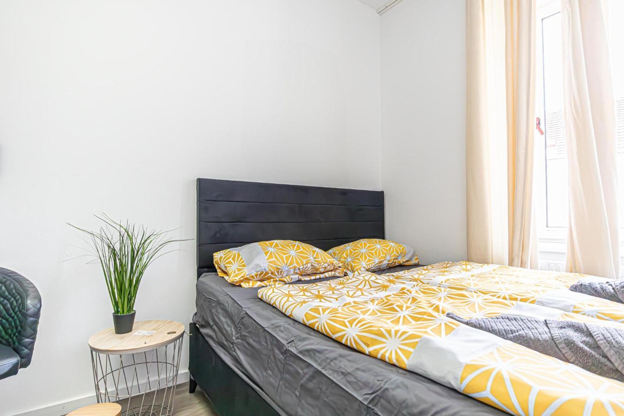 Near Schoenbrunn - Economy Rooms In Shared Apartment At Meidling Train Station Wien Exteriör bild