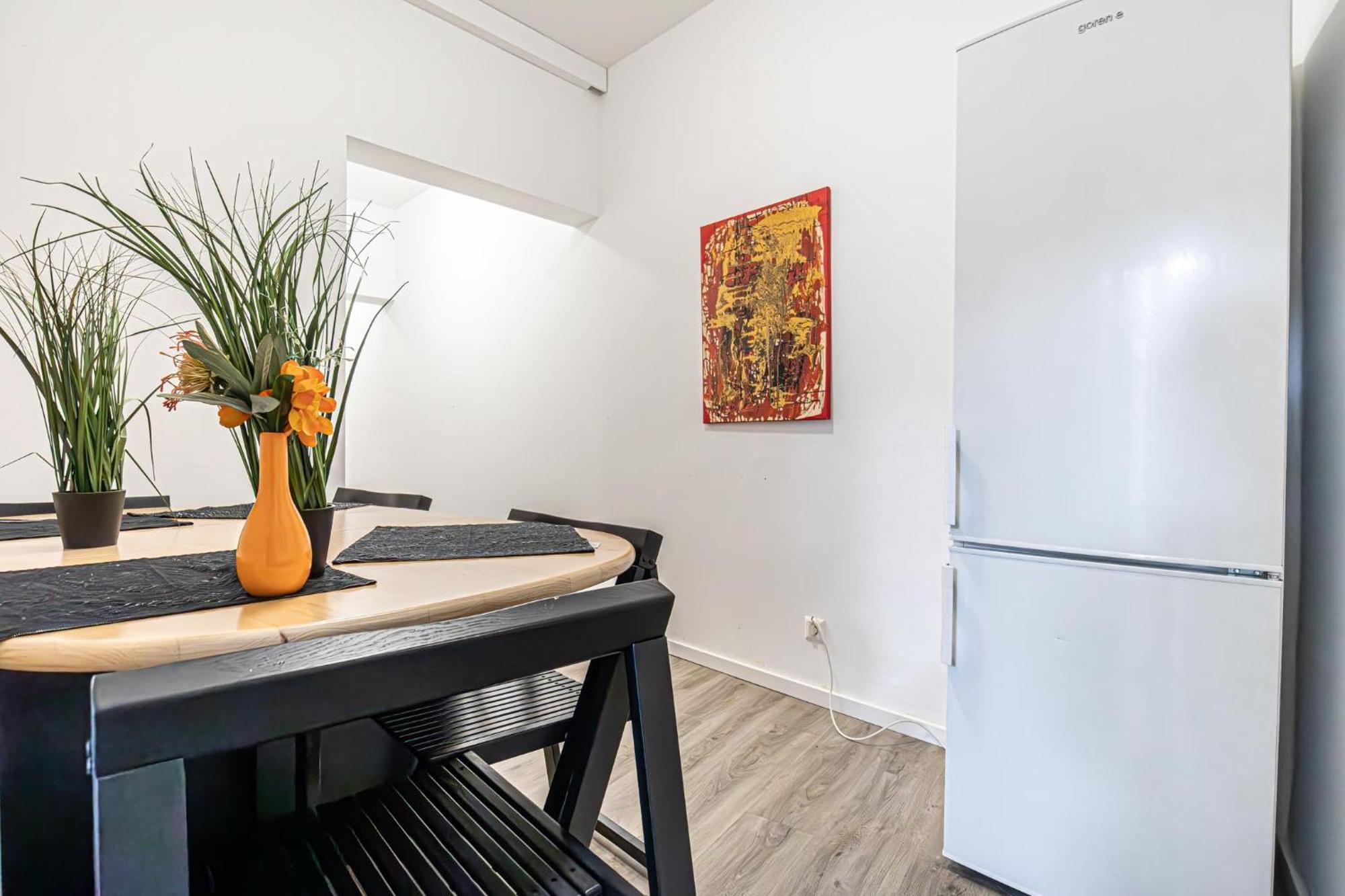 Near Schoenbrunn - Economy Rooms In Shared Apartment At Meidling Train Station Wien Exteriör bild