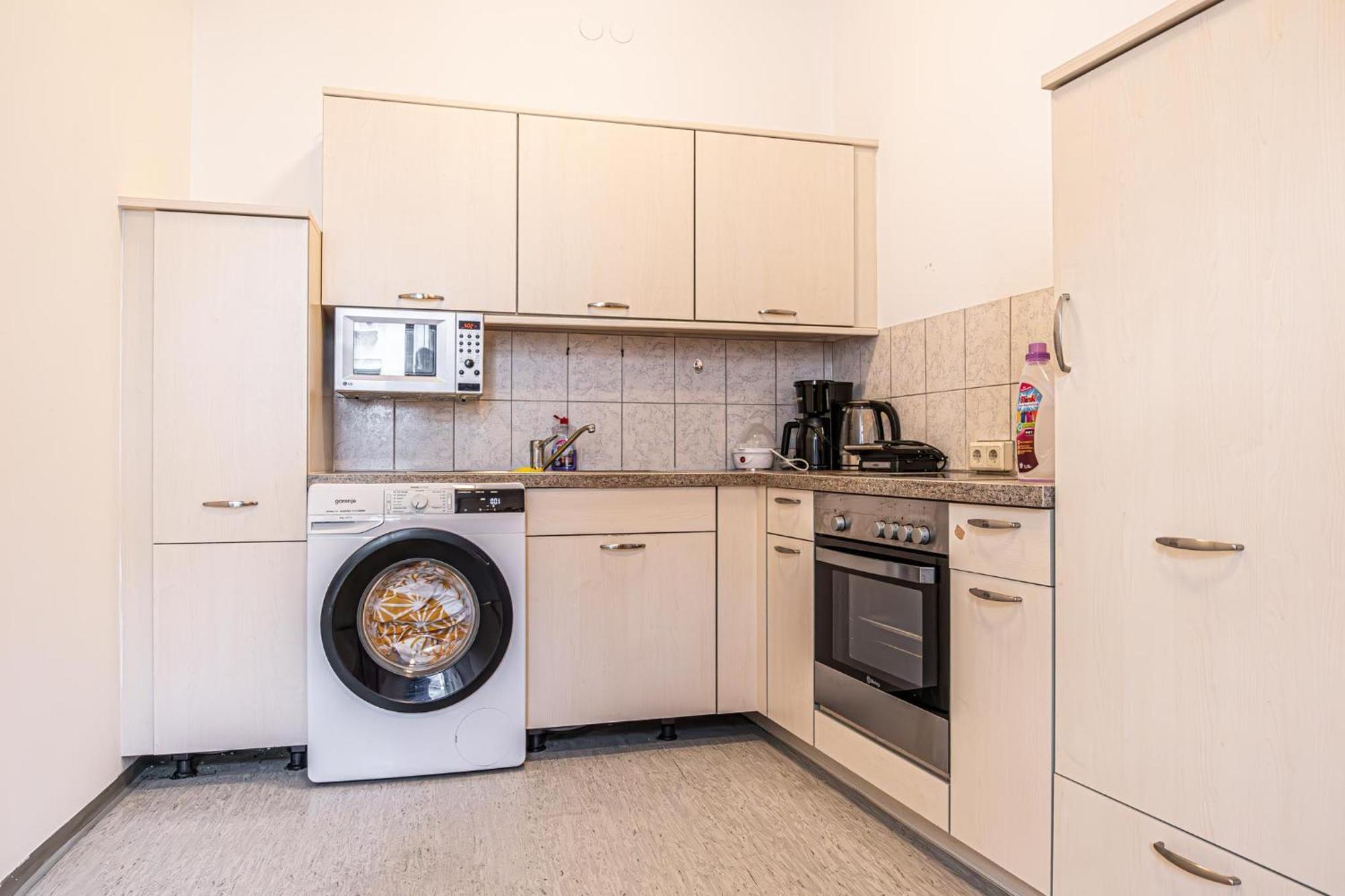 Near Schoenbrunn - Economy Rooms In Shared Apartment At Meidling Train Station Wien Exteriör bild