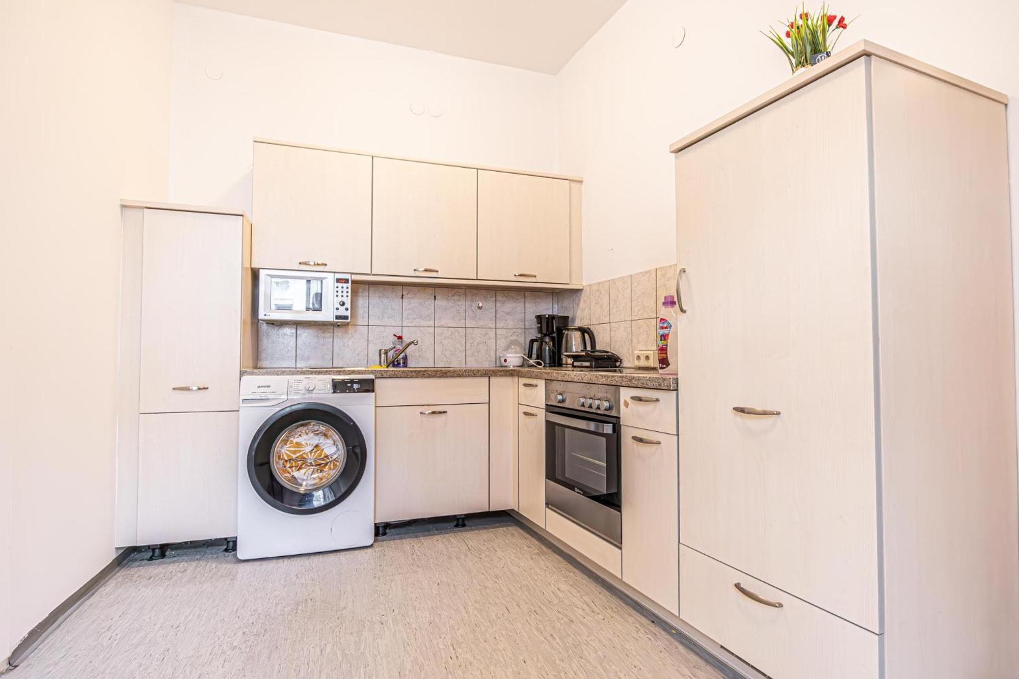 Near Schoenbrunn - Economy Rooms In Shared Apartment At Meidling Train Station Wien Exteriör bild