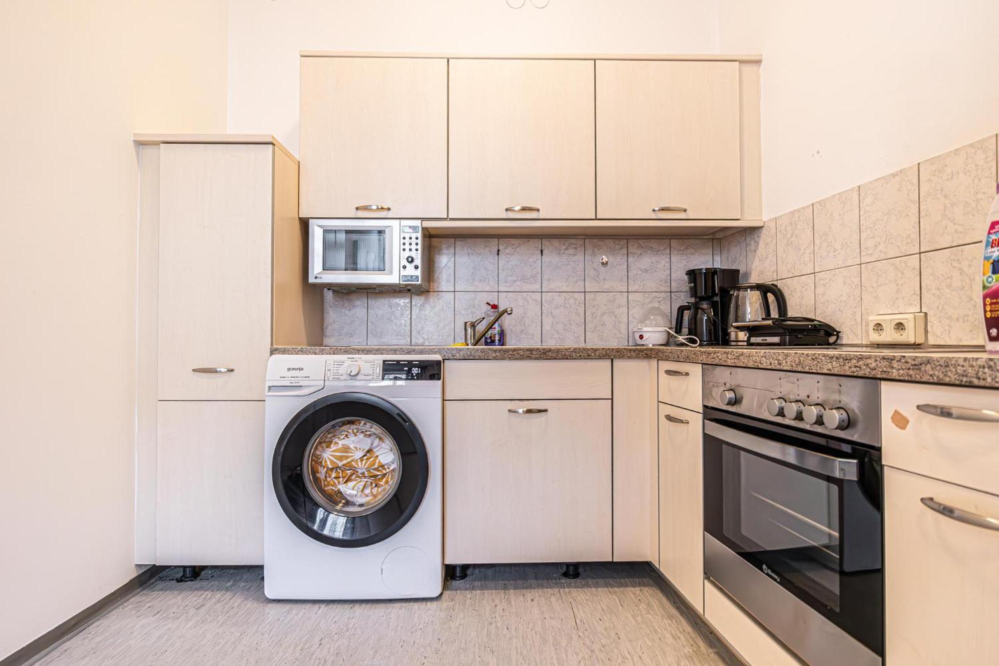 Near Schoenbrunn - Economy Rooms In Shared Apartment At Meidling Train Station Wien Exteriör bild