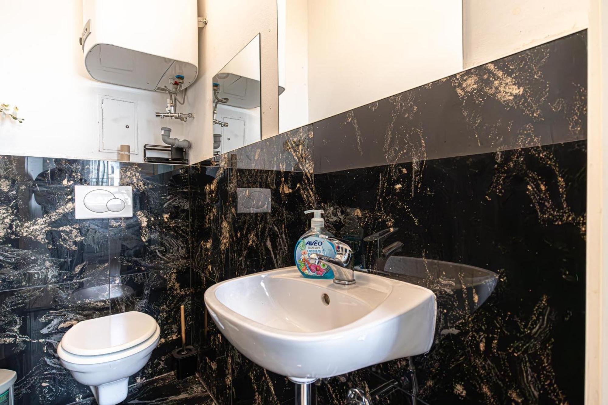 Near Schoenbrunn - Economy Rooms In Shared Apartment At Meidling Train Station Wien Exteriör bild